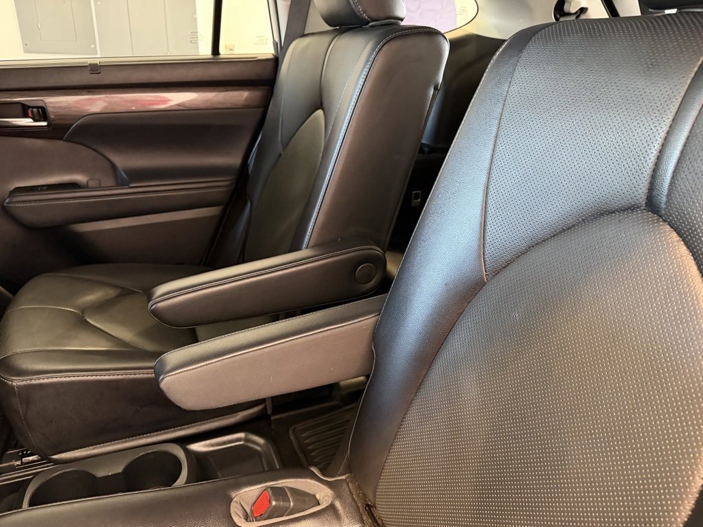 Used 2022 Toyota Highlander Limited image 32