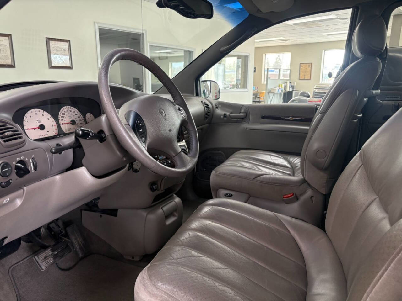 Used 2000 Chrysler Town & Country Limited image 7