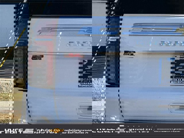 Used 2023 Chevrolet Suburban Premier image 9