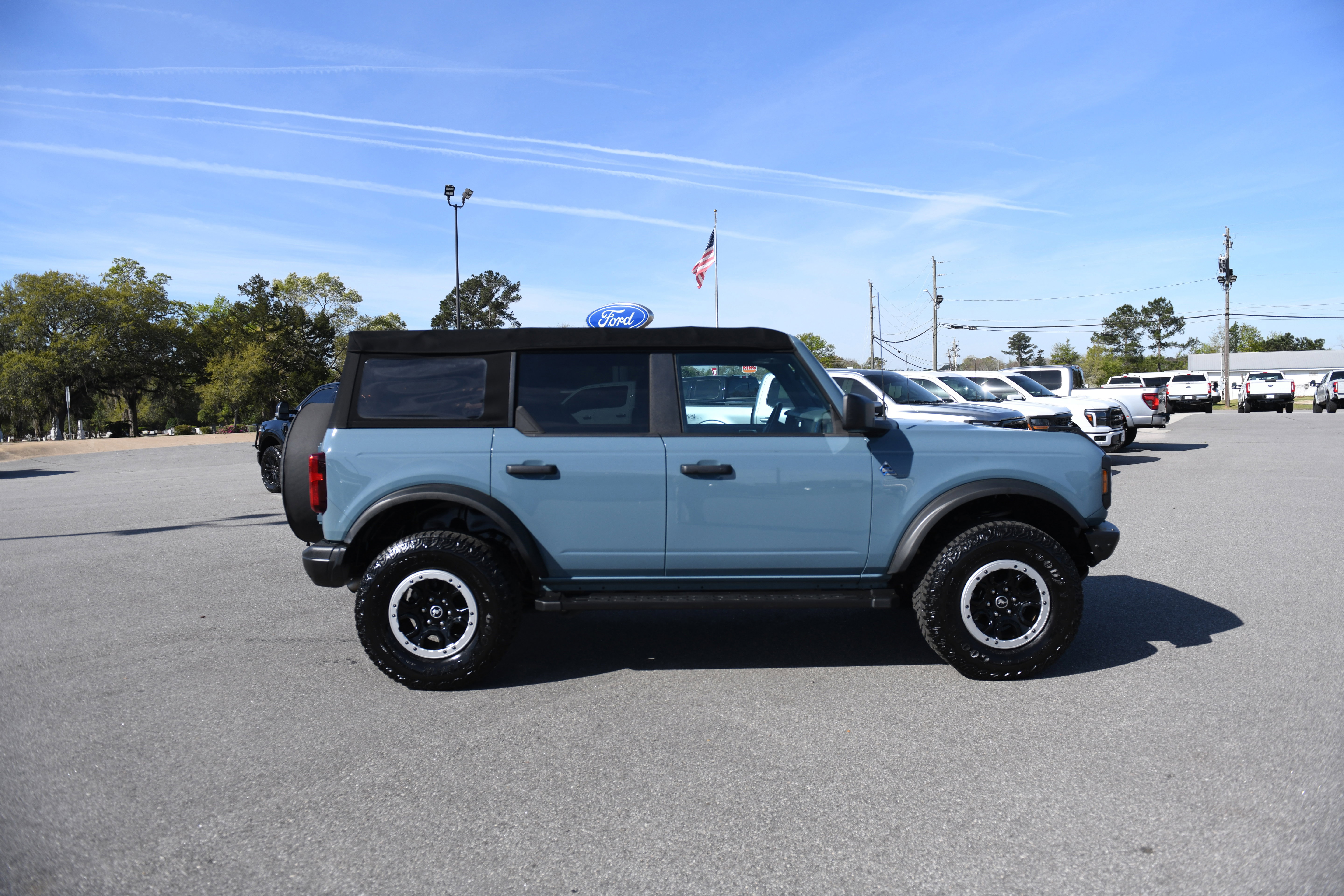 Used 2023 Ford Bronco Black Diamond w/ Sasquatch Package image 2
