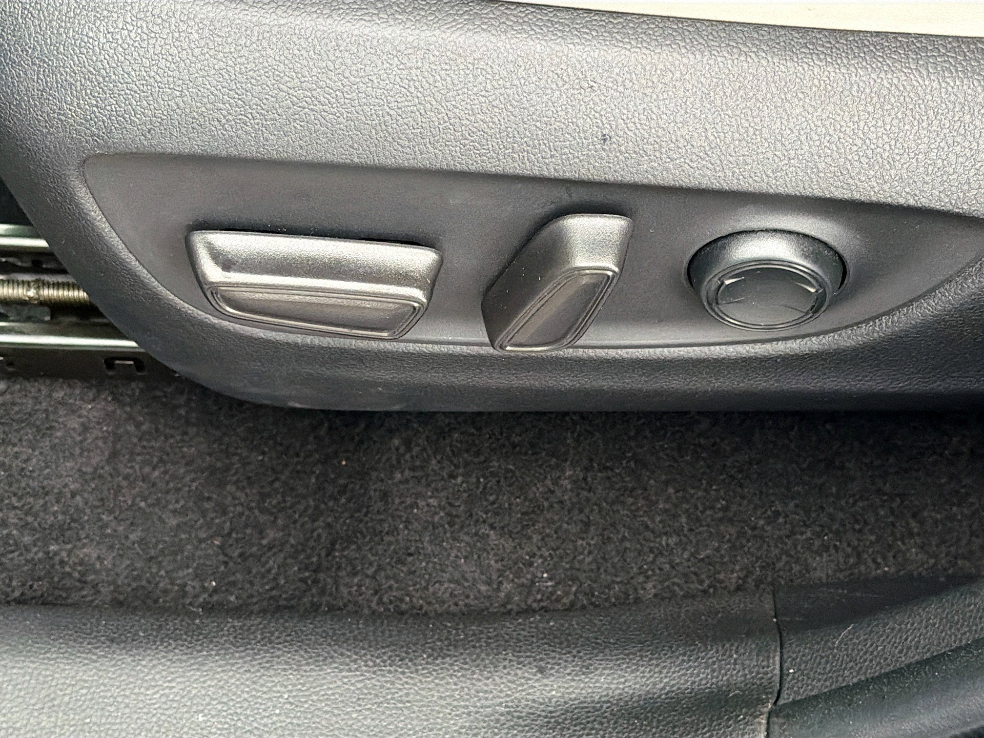 Used 2022 Toyota RAV4 XLE Premium image 24