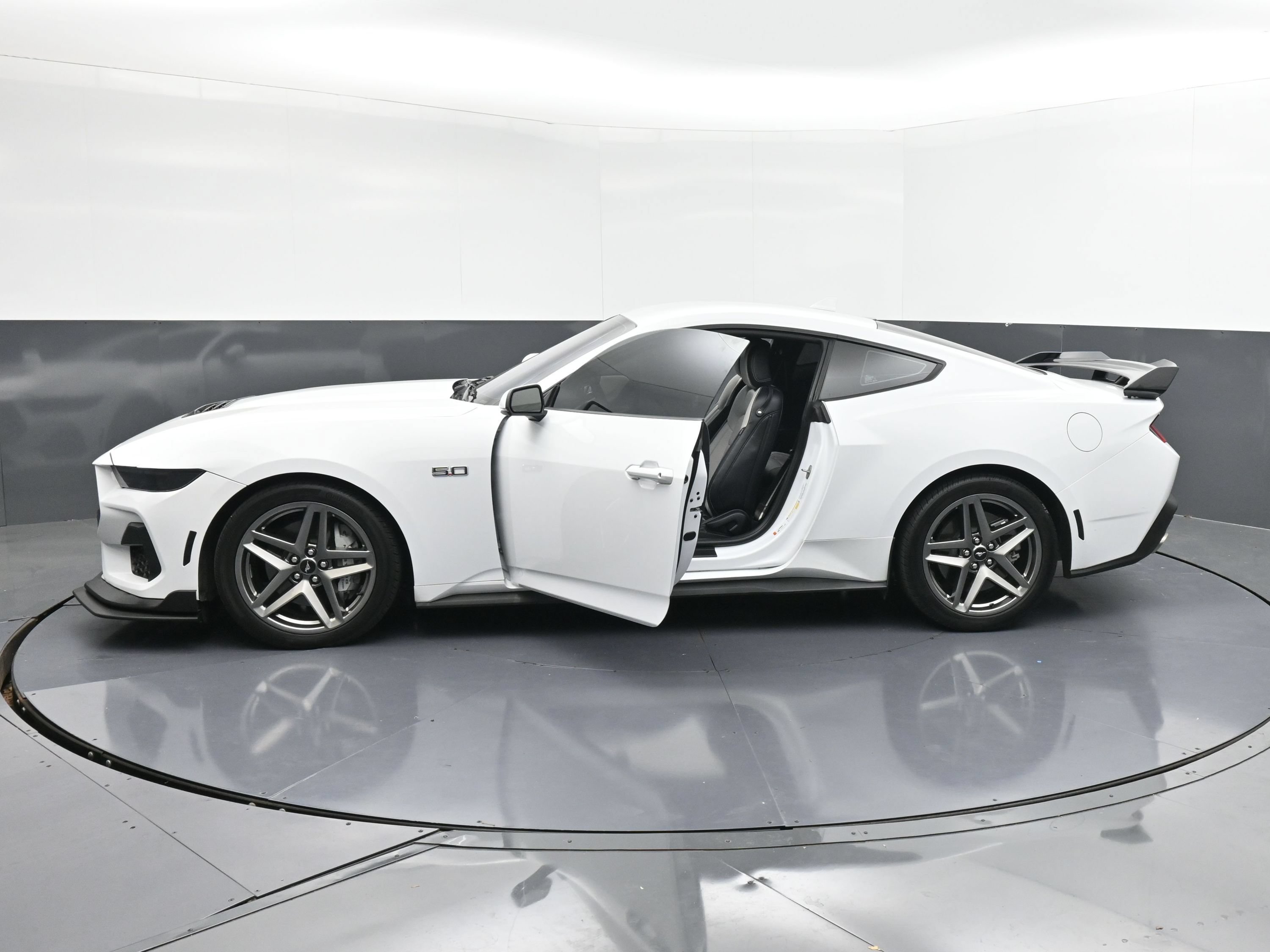 Used 2025 Ford Mustang GT Premium RWD image 43