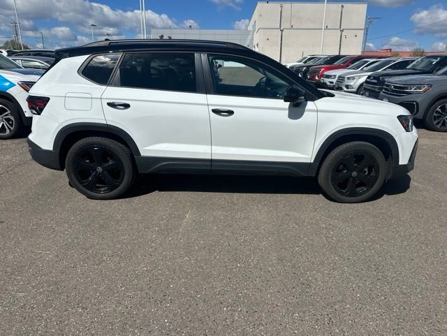 Used 2025 Volkswagen Taos SE AWD/4WD image 2