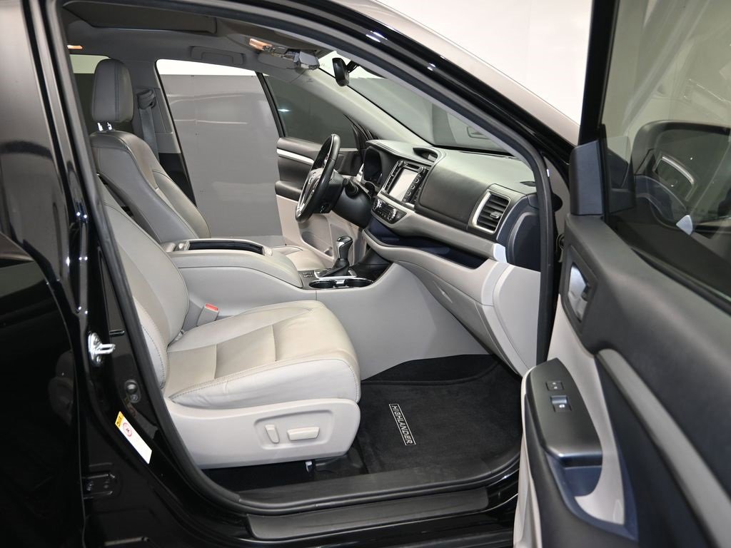 Used 2017 Toyota Highlander image 25