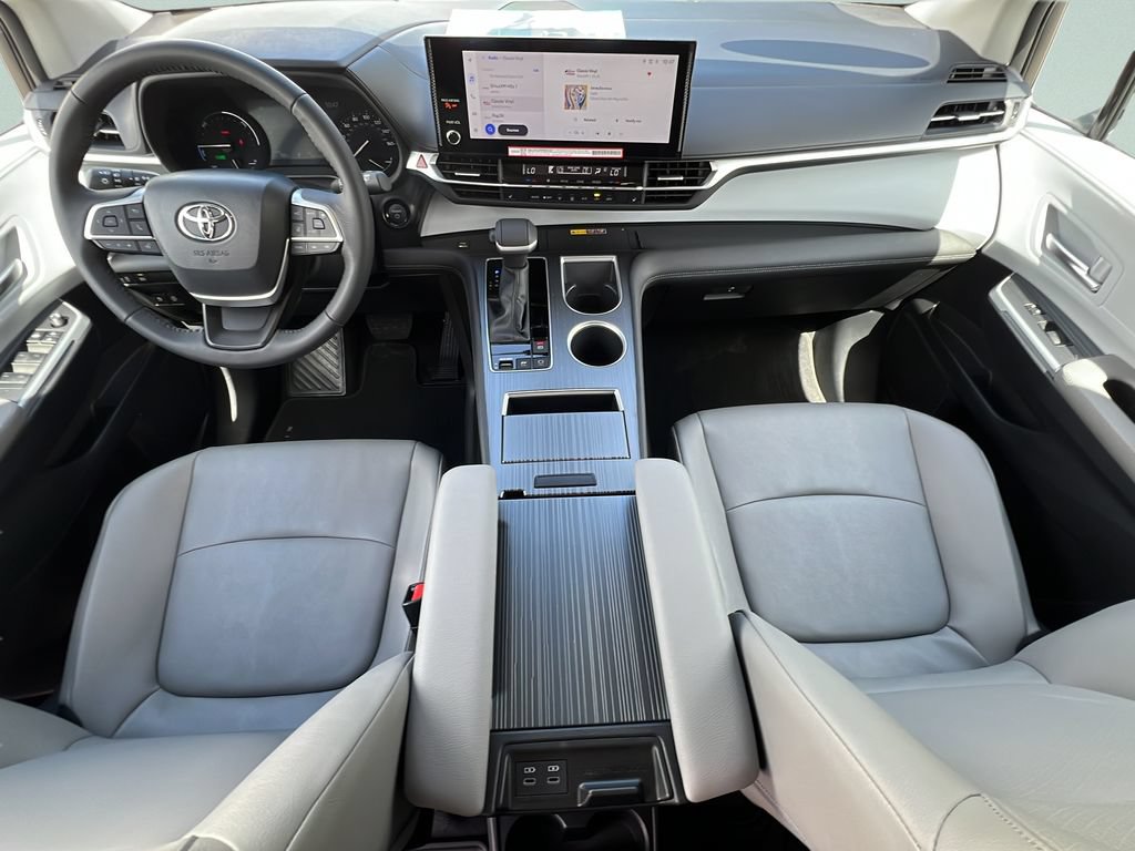 Used 2025 Toyota Sienna XLE FWD image 11