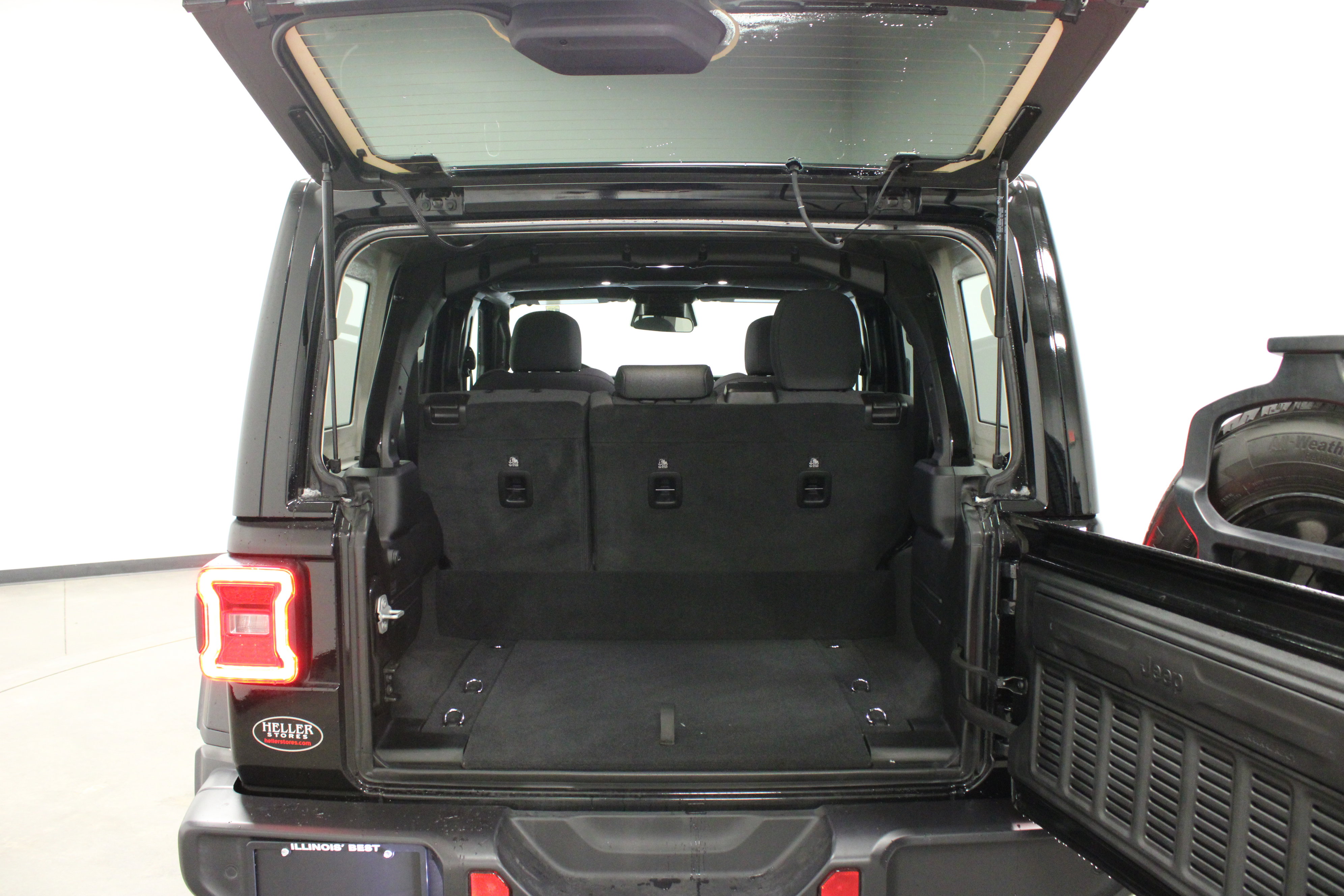 Used 2025 Jeep Wrangler Unlimited Sahara w/ Safety Group AWD/4WD image 12
