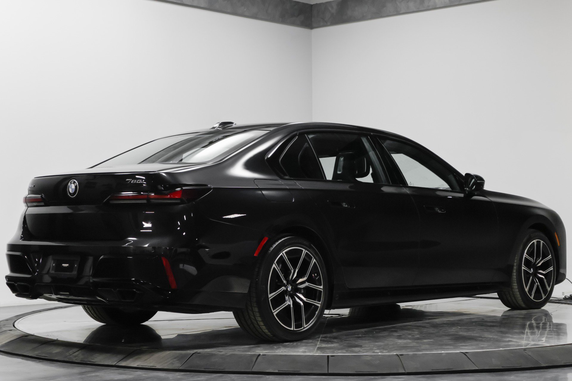 Used 2023 BMW 760i xDrive w/ Executive Package image 15