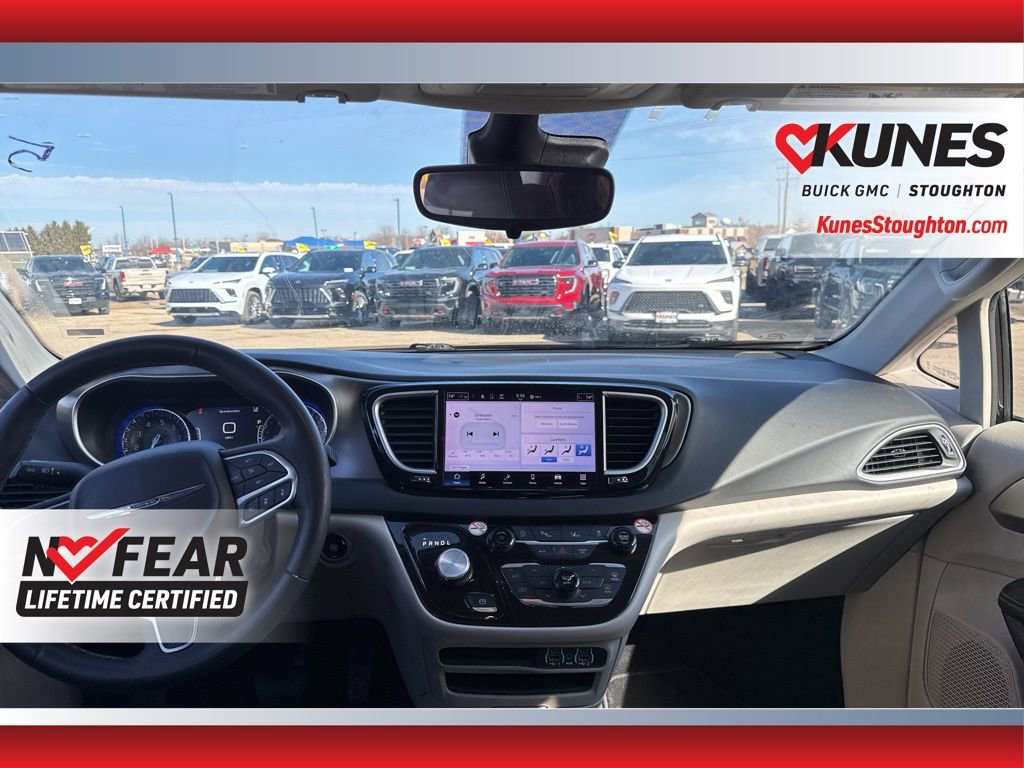 Used 2023 Chrysler Pacifica Touring-L image 41