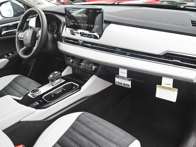 New 2025 Mitsubishi Outlander SE image 32