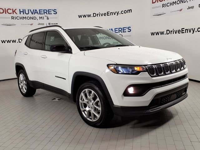 Used 2023 Jeep Compass Latitude image 3