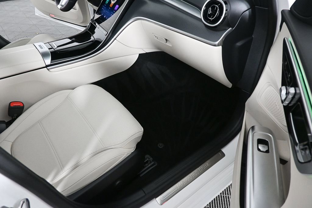 Used 2025 Mercedes-Benz C 300 Sedan image 19