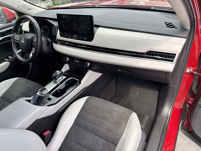 Used 2025 Mitsubishi Outlander AWD image 13