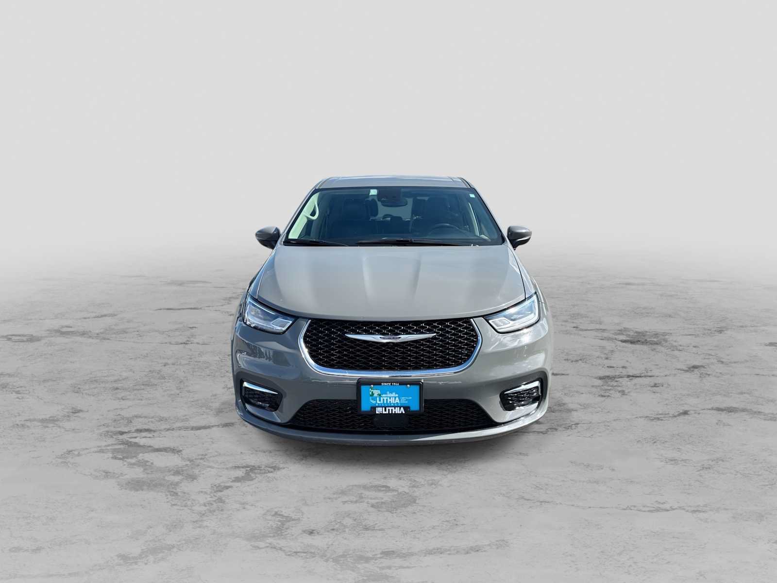 Used 2023 Chrysler Pacifica Touring-L FWD image 3