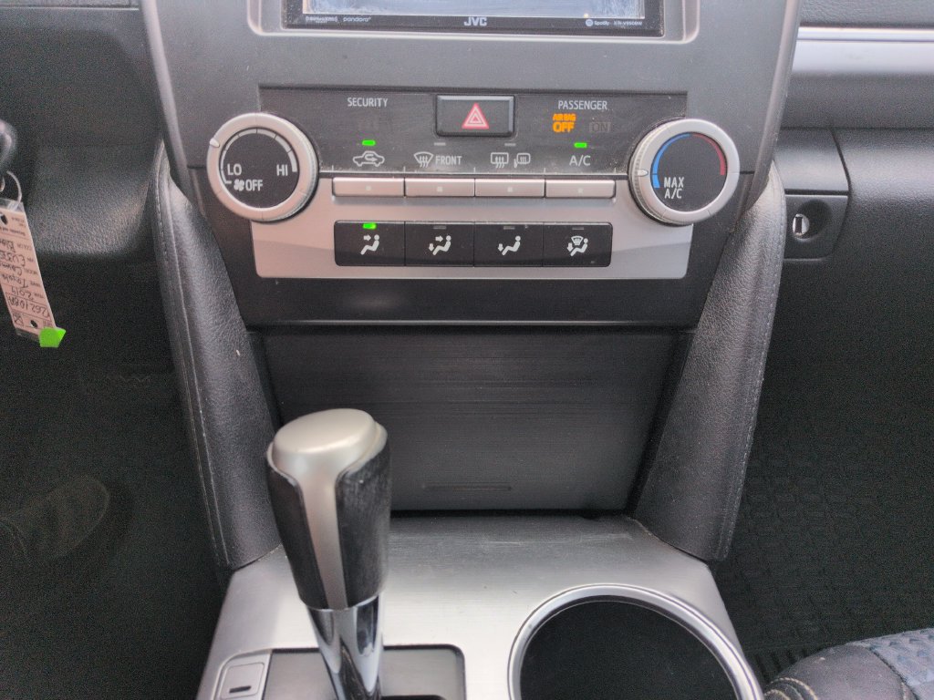 Used 2014 Toyota Camry SE w/ Moonroof Package FWD image 19