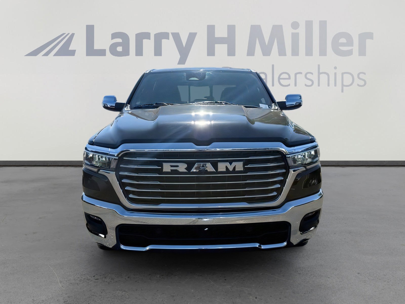 Used 2025 RAM 1500 Laramie AWD/4WD image 7