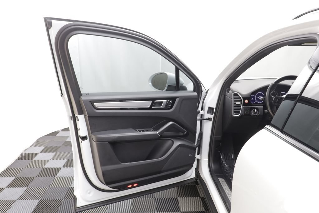 Used 2022 Porsche Cayenne Platinum Edition AWD/4WD image 5
