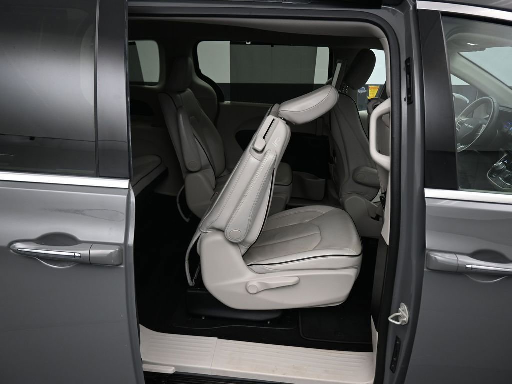 Used 2020 Chrysler Pacifica Limited w/ Advanced Safetytec Group image 57
