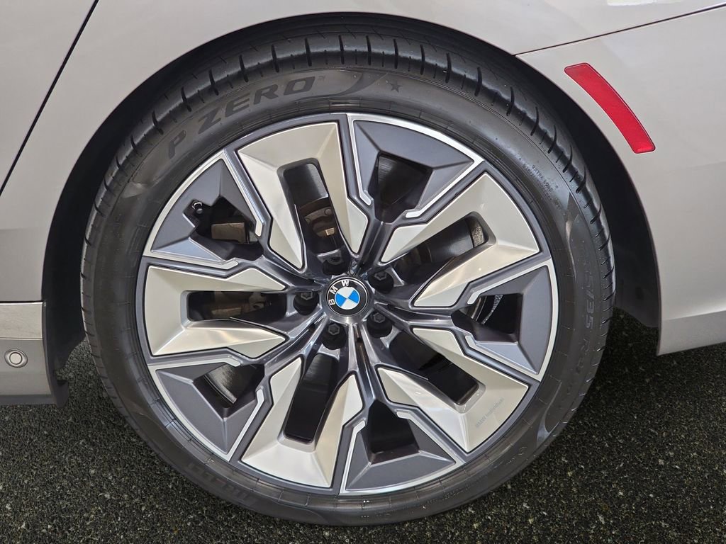 Certified 2023 BMW i7 xDrive60 w/ Executive Package 2 AWD/4WD image 27