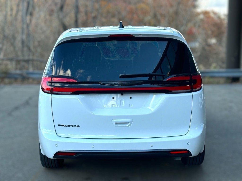 New 2026 Chrysler Pacifica Select image 4