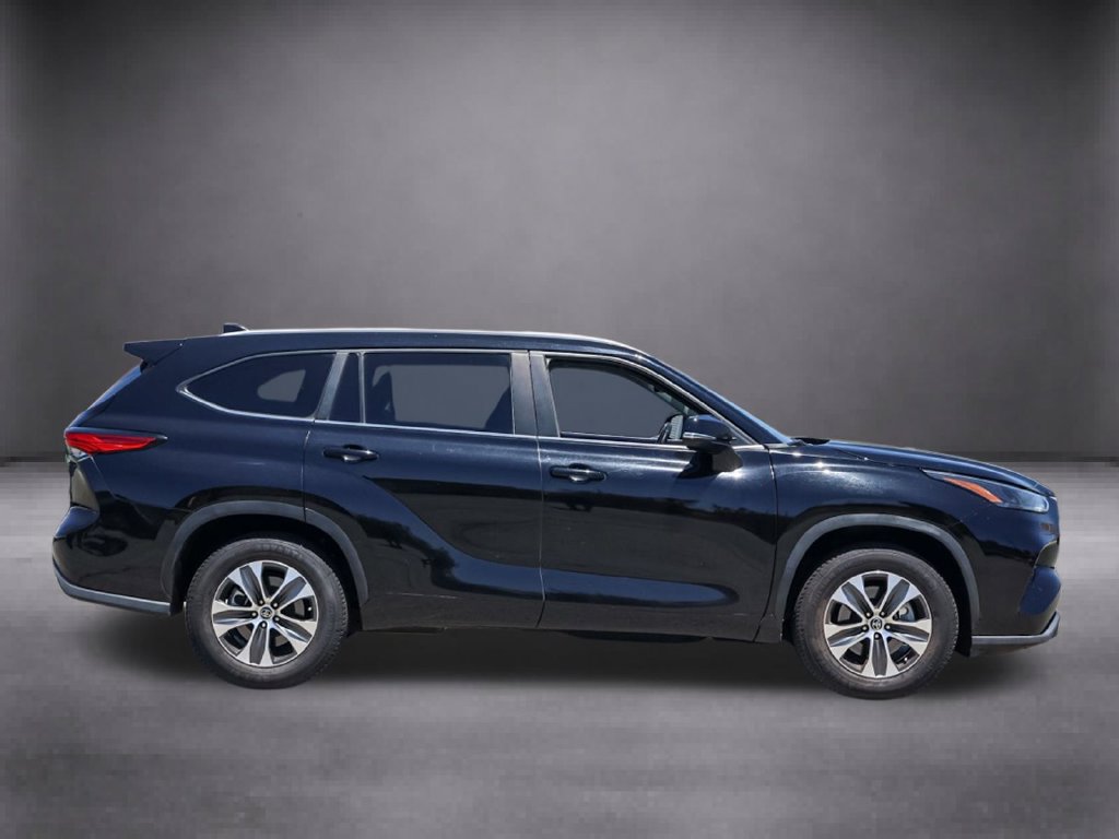 Used 2023 Toyota Highlander XLE FWD image 3
