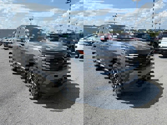 New 2025 Nissan Kicks SV w/ Illumination Package