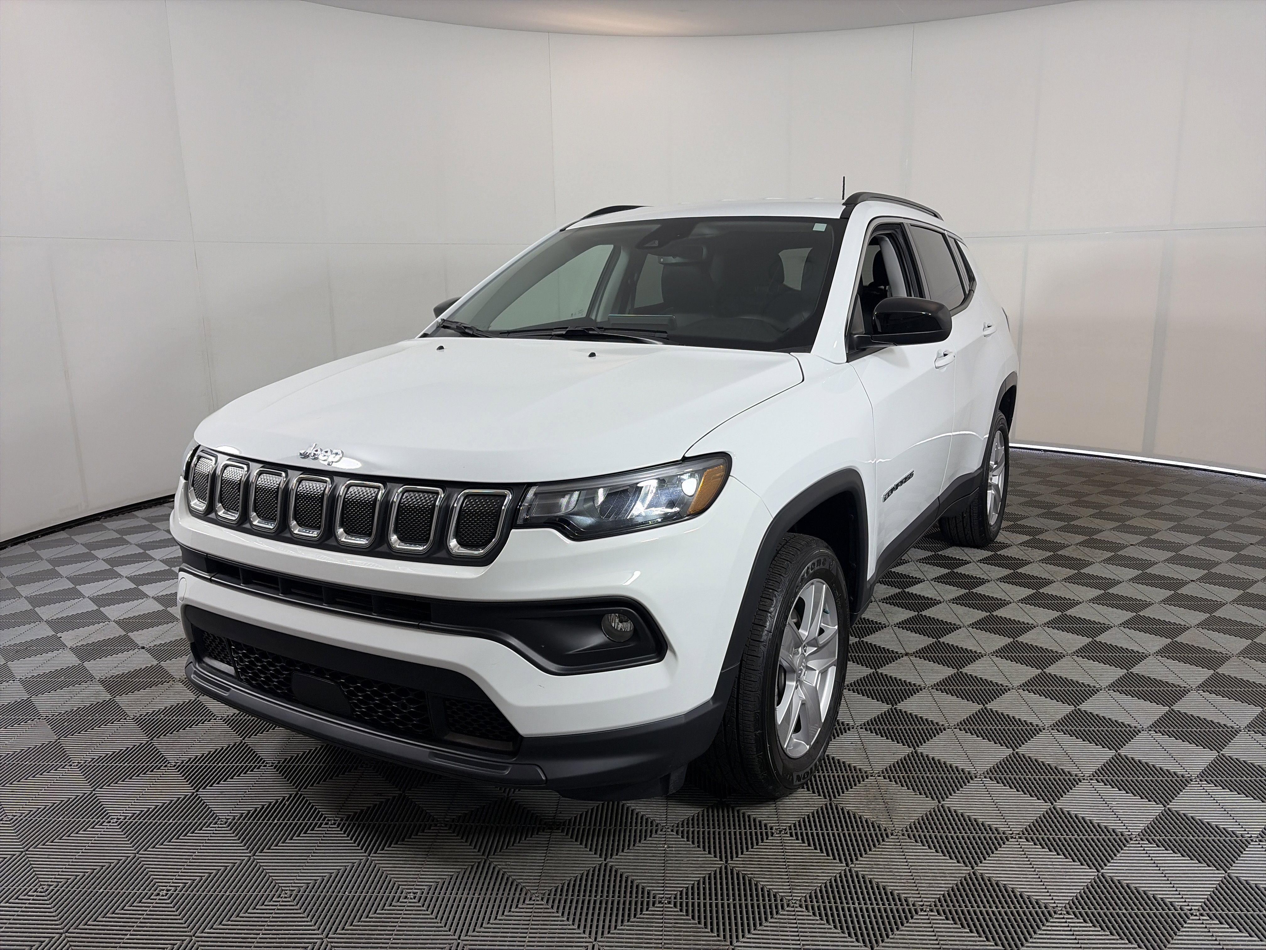 Used 2022 Jeep Compass Latitude w/ Convenience Group AWD/4WD image 2