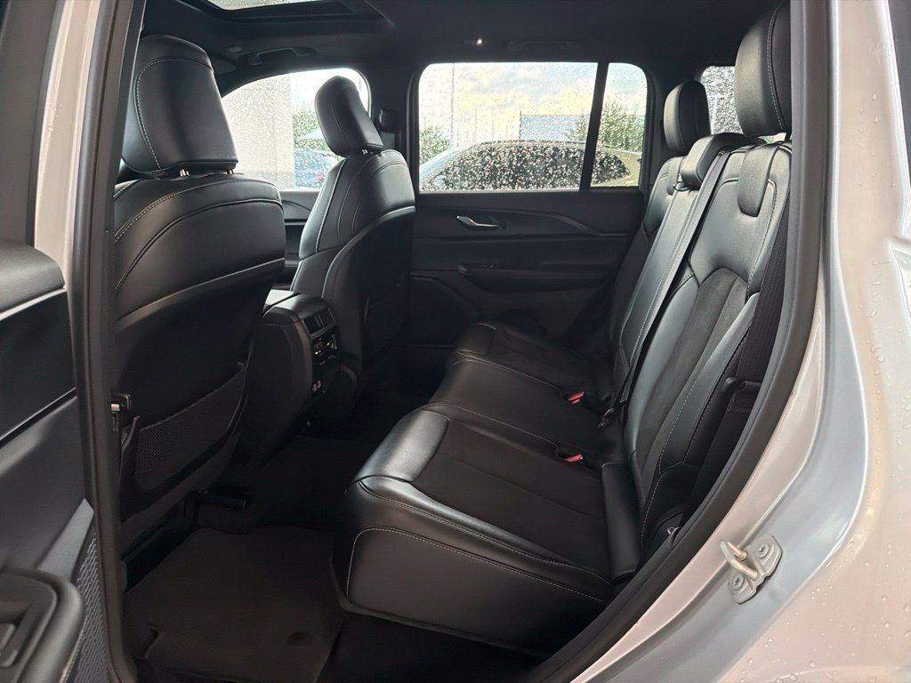 Used 2024 Jeep Grand Cherokee Altitude AWD/4WD image 19