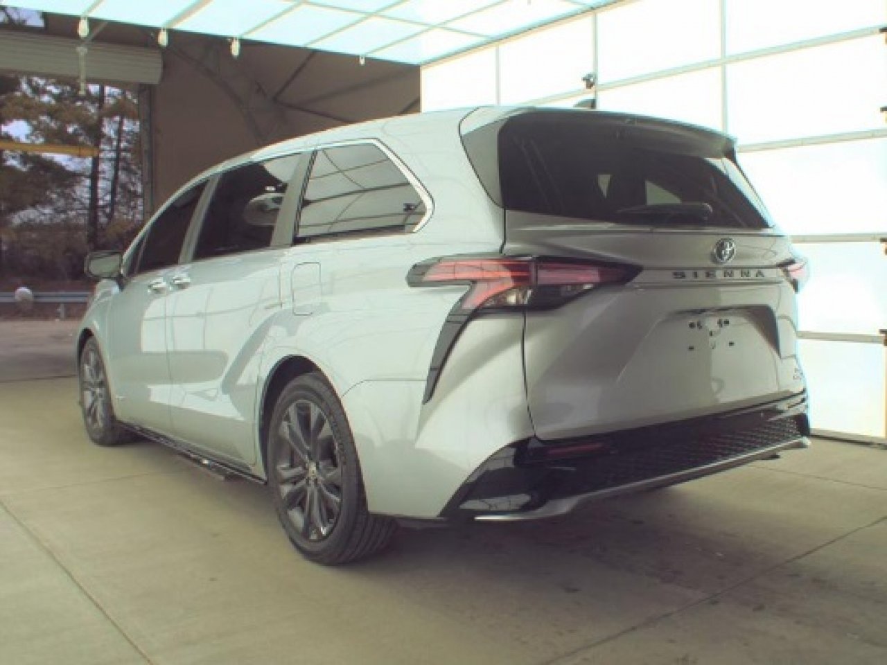 Used 2021 Toyota Sienna XSE image 9