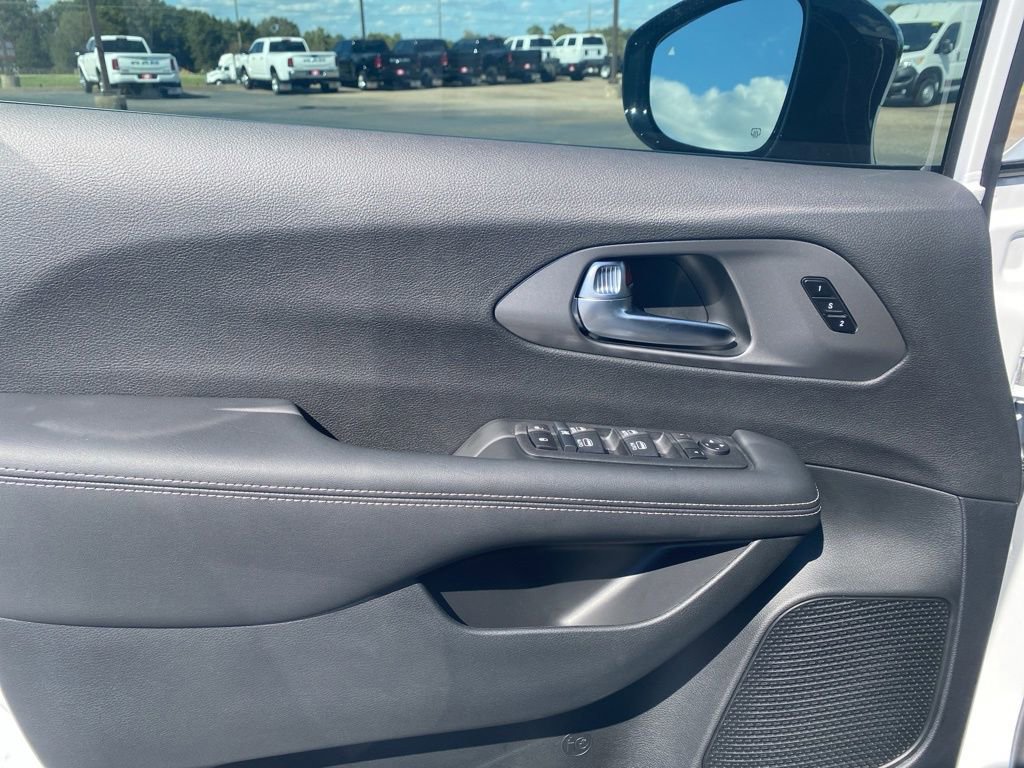 New 2026 Chrysler Pacifica Select FWD image 9