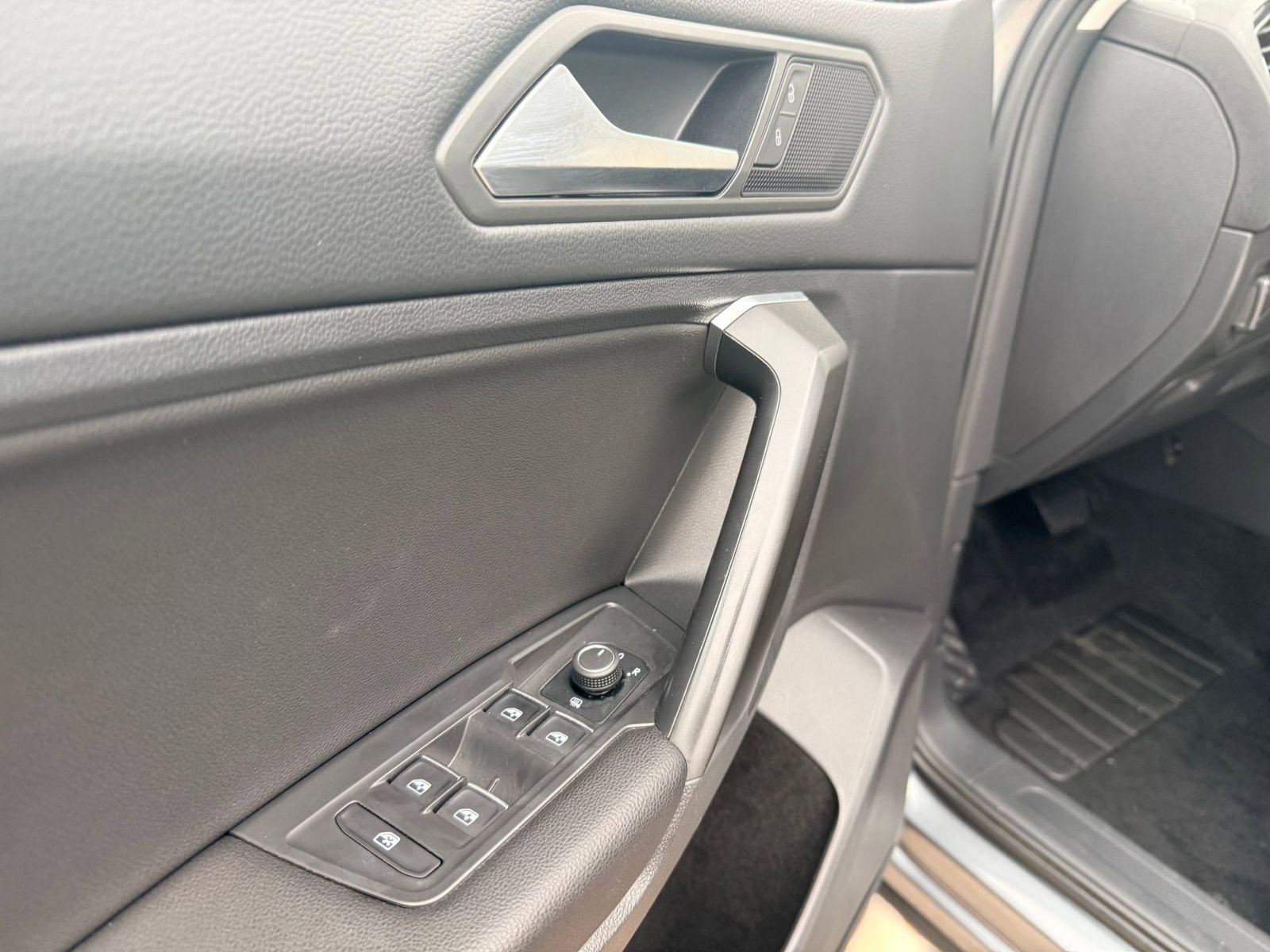 Used 2021 Volkswagen Tiguan SE image 20