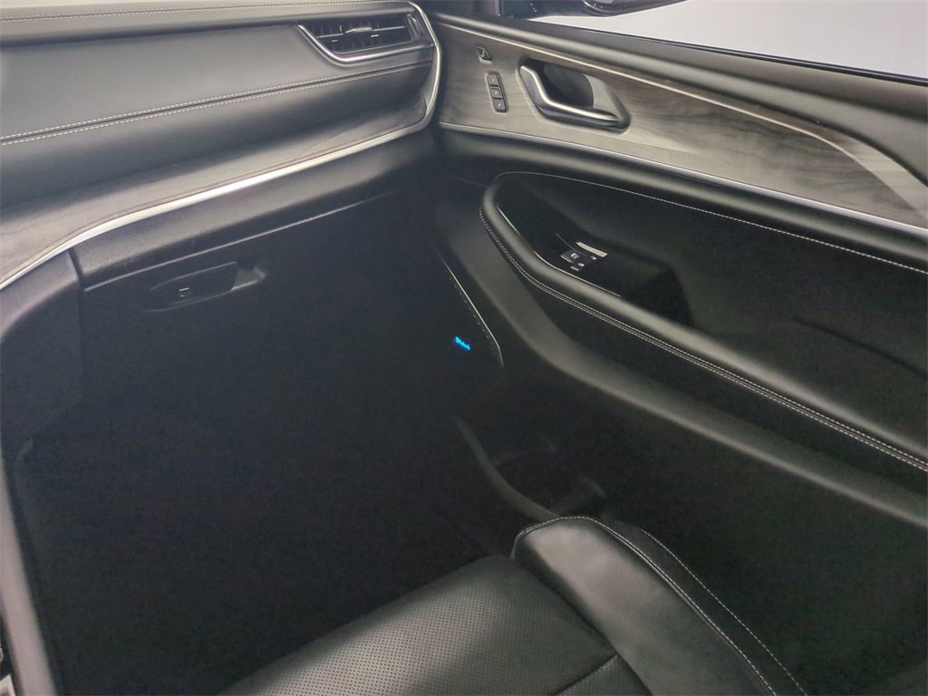 Used 2022 Jeep Grand Cherokee Overland w/ Advanced Protech Group III image 19