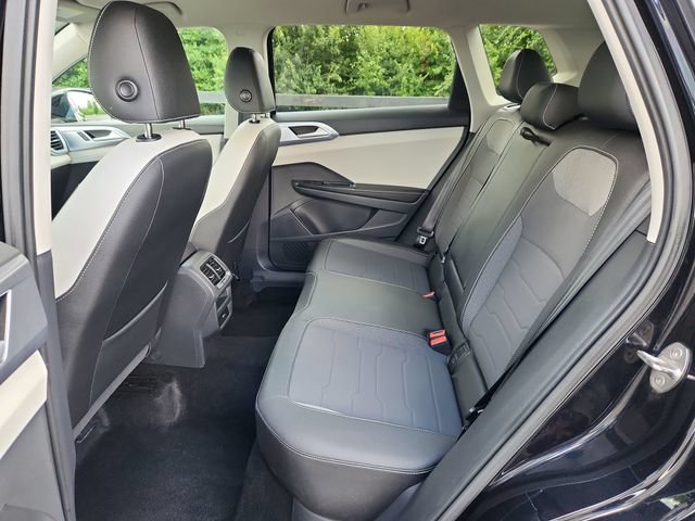 Used 2025 Volkswagen Taos SE FWD image 25