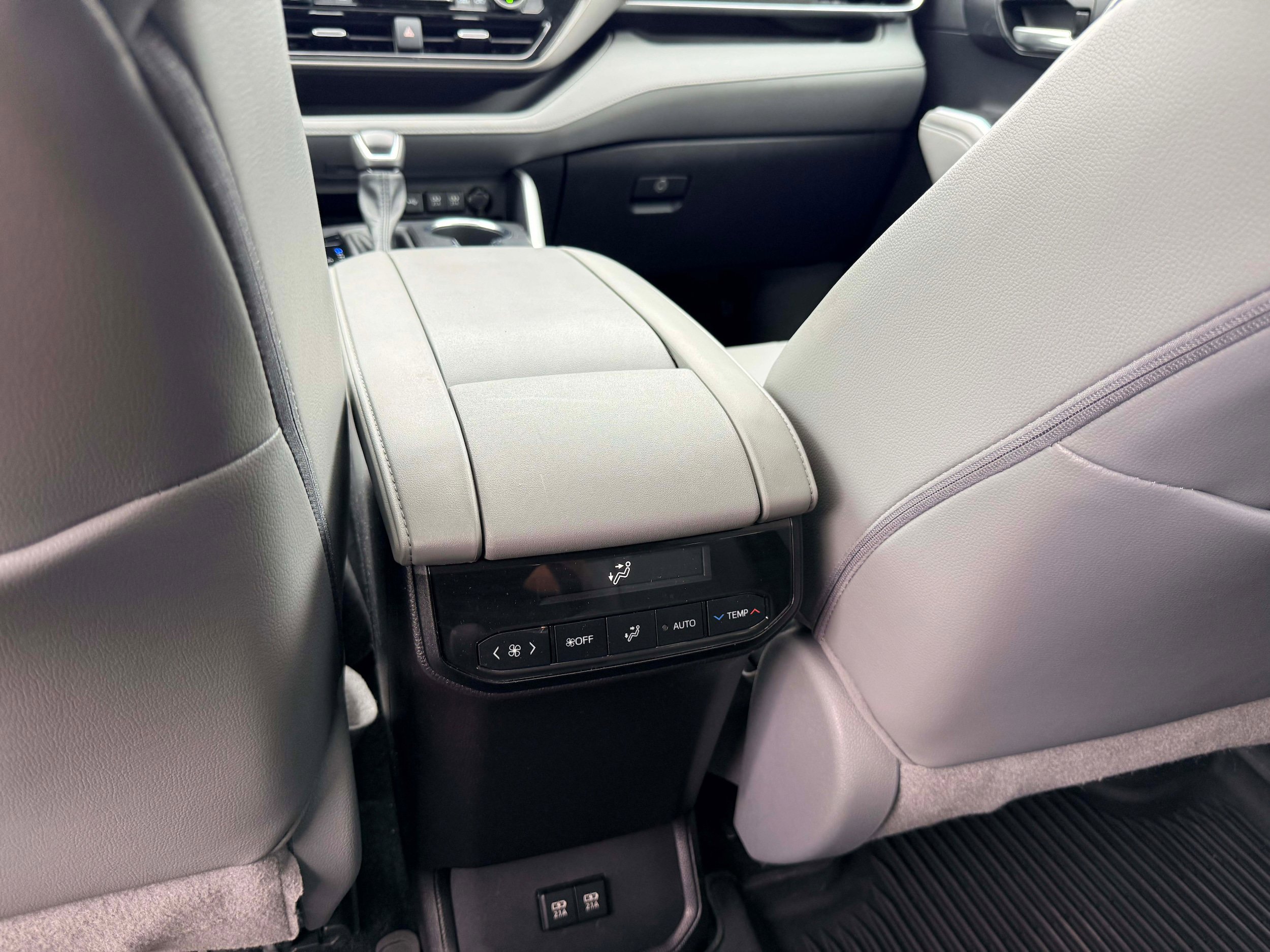 Used 2021 Toyota Highlander XLE AWD/4WD image 16