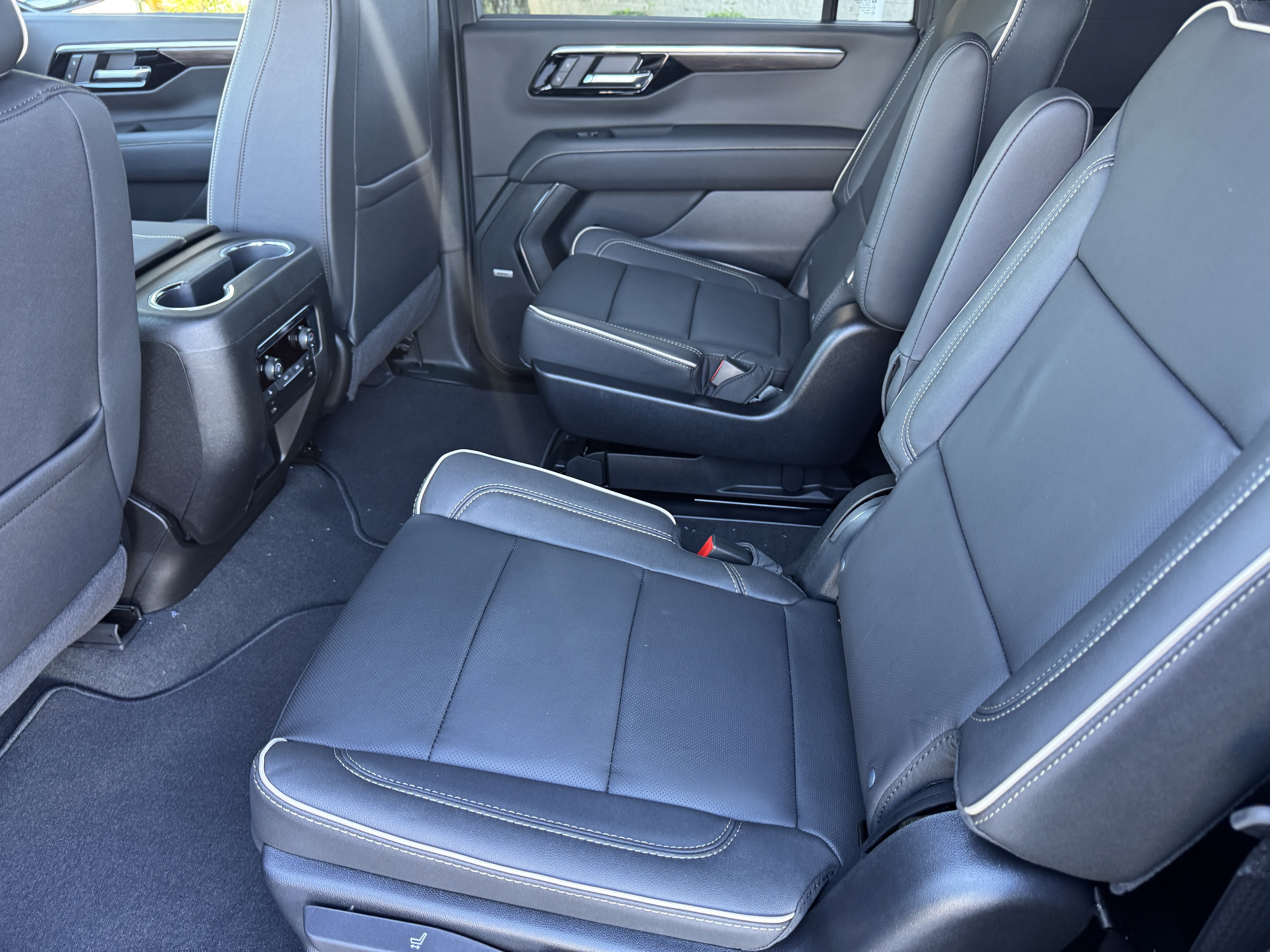 New 2026 Chevrolet Suburban Premier w/ Sun And Tow Package AWD/4WD image 15