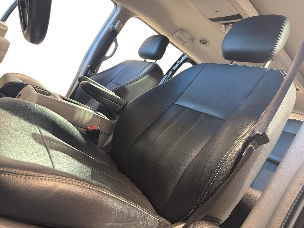 Used 2016 Chrysler Town & Country Touring FWD image 14