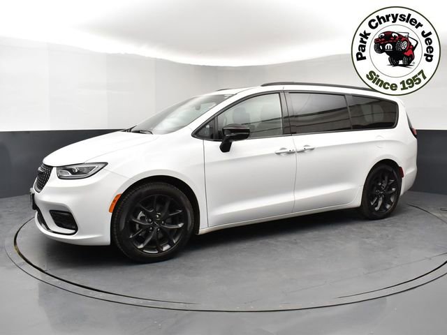 Used 2024 Chrysler Pacifica Limited w/ Uconnect Theater Family Group image 3