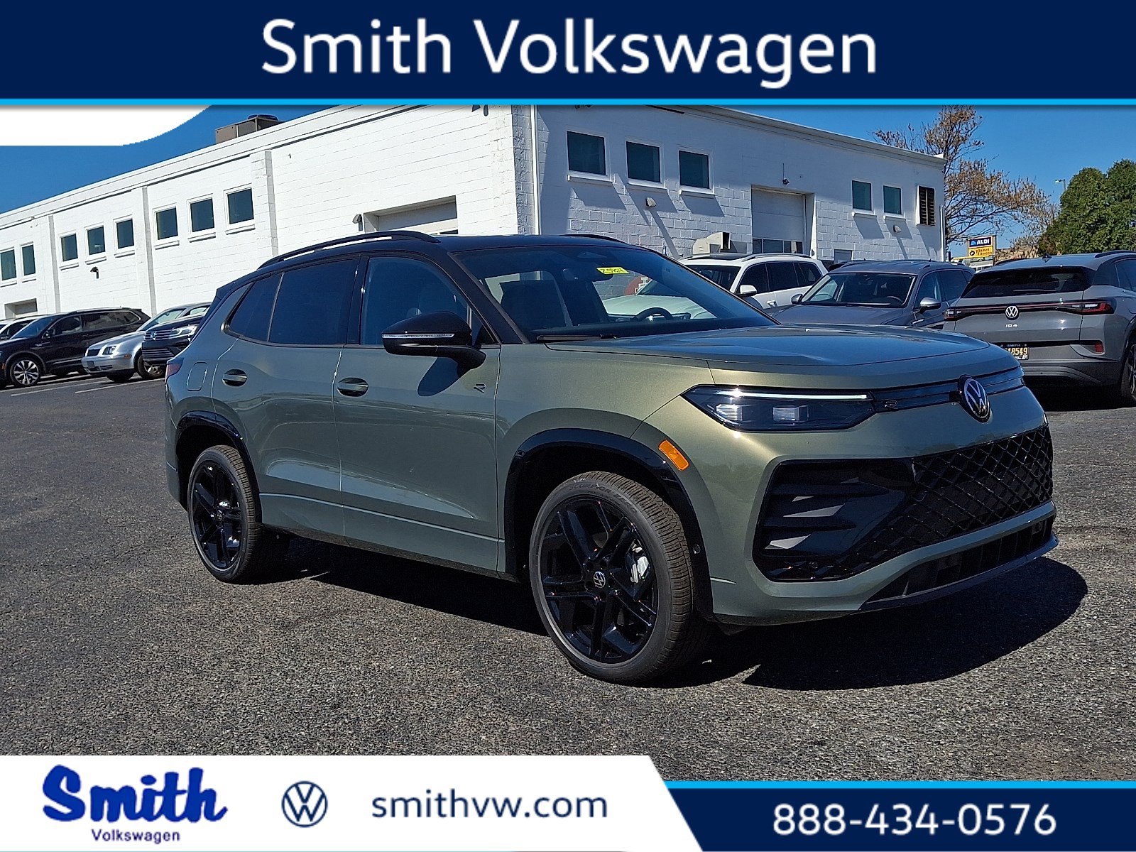 New 2026 Volkswagen Tiguan SE R-Line AWD/4WD image 1