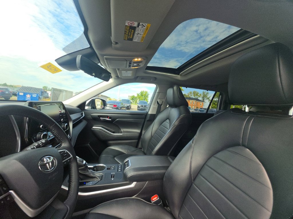 Used 2022 Toyota Highlander XLE AWD/4WD image 14