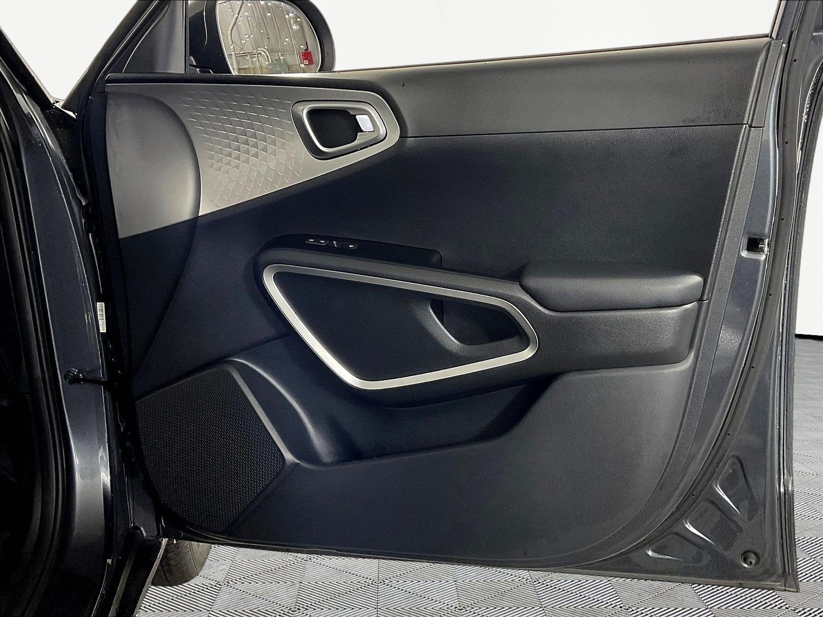 Used 2025 Kia Soul LX w/ LX Technology Package FWD image 25