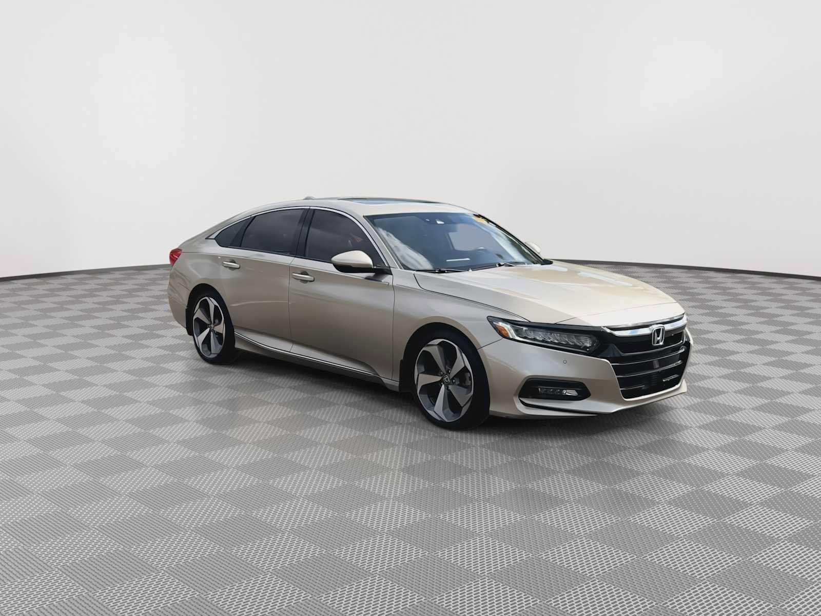 Used 2018 Honda Accord Touring image 2