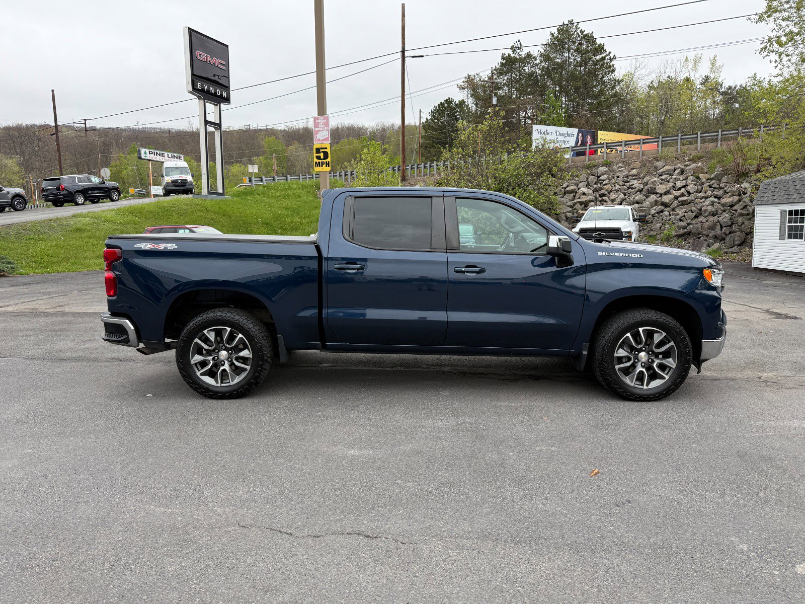 Used 2022 Chevrolet Silverado 1500 LT AWD/4WD image 6