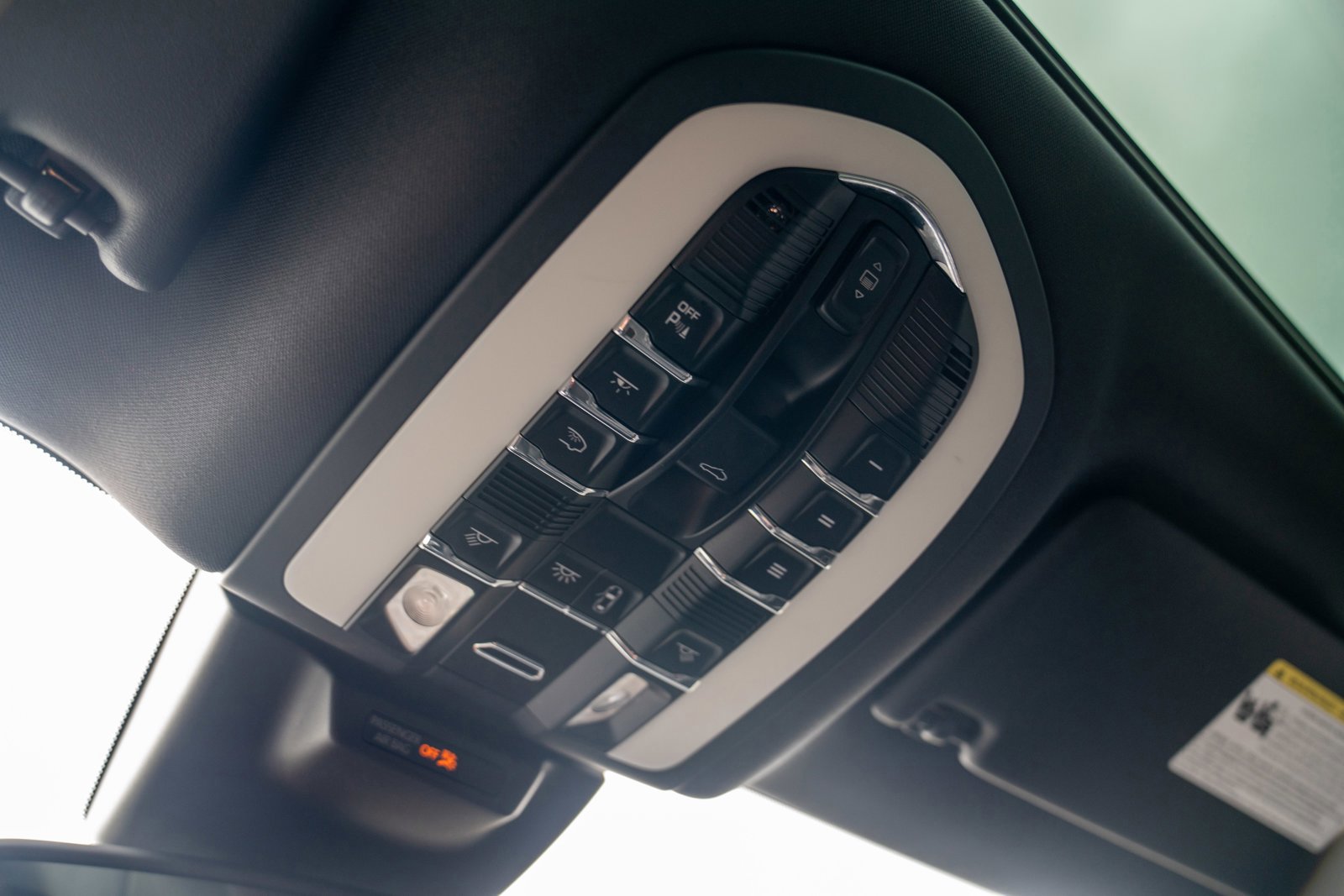Certified 2018 Porsche Macan AWD/4WD image 21
