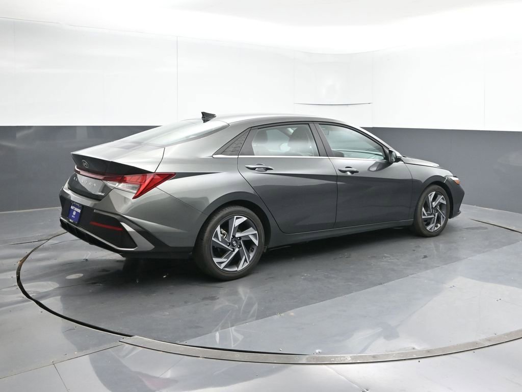 Used 2025 Hyundai Elantra Limited FWD image 5