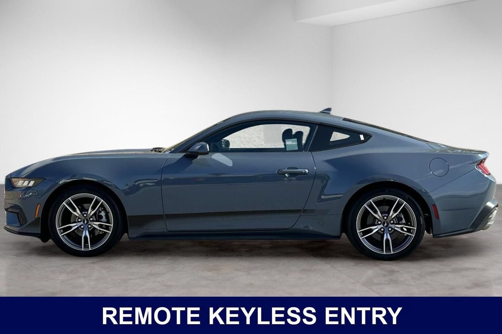Used 2025 Ford Mustang Coupe RWD image 2