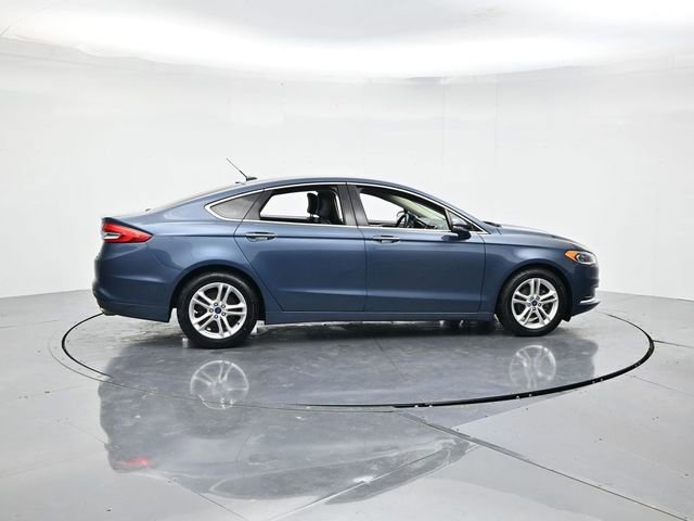 Used 2018 Ford Fusion SE image 2