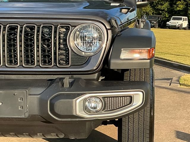Used 2024 Jeep Gladiator Sport AWD/4WD image 11