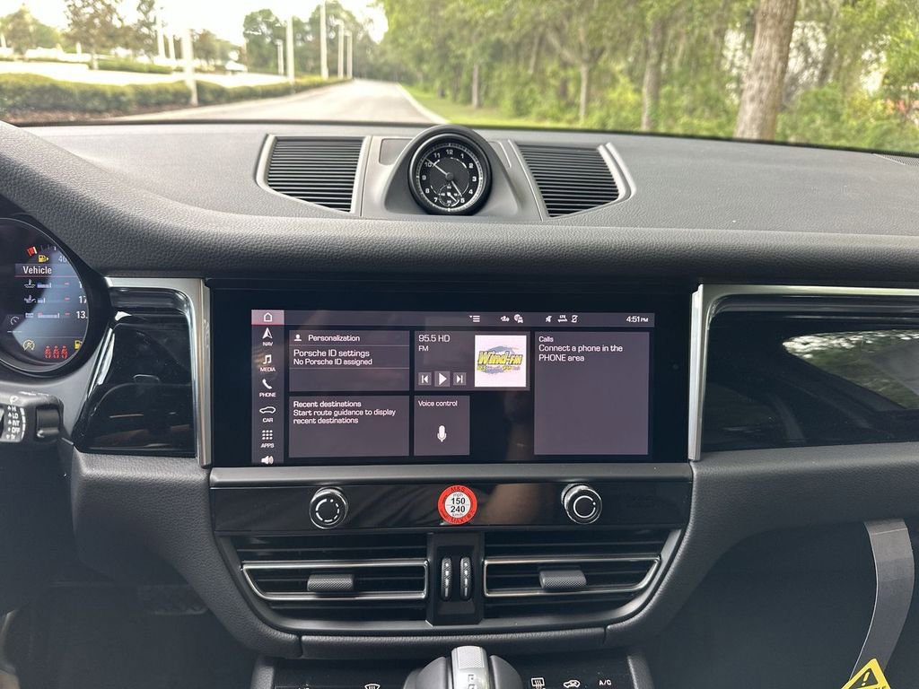 Certified 2025 Porsche Macan image 12