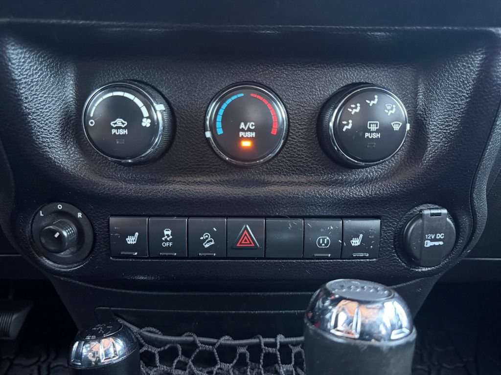 Used 2016 Jeep Wrangler Rubicon w/ Power Convenience Group AWD/4WD image 23