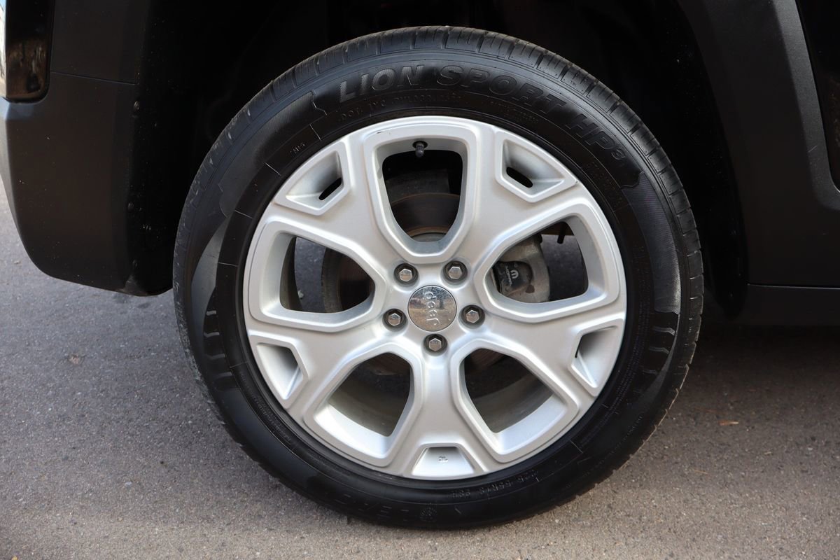 Used 2018 Jeep Renegade Limited w/ UConnect 8.4 Nav Group AWD/4WD image 44