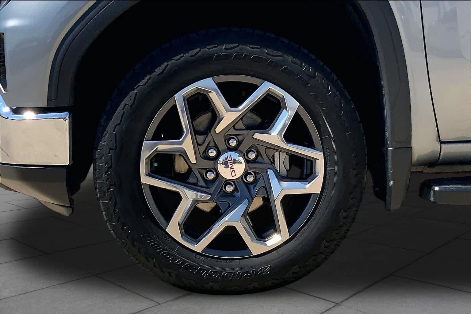 Used 2024 GMC Sierra 1500 SLT AWD/4WD image 11